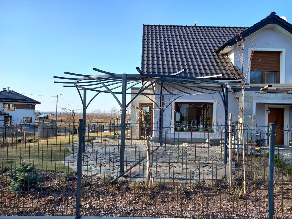 Wiata stalowa z pergolą