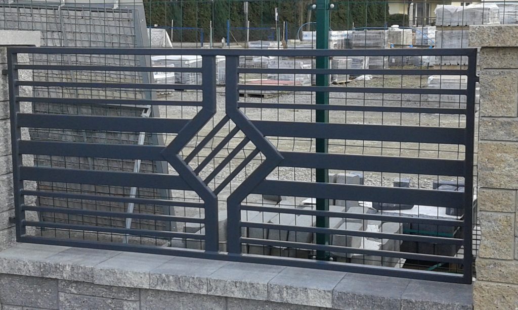 Brama z geometrycznym wzorem